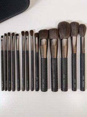 LARUCE Ann 13 Pc Brush Set w/ Case Midnight + 1 Bonus Brush (14 Total)